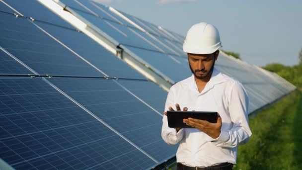 Mladý Indiánský Inženýr Pracující Tabletu Stojící Poblíž Solárních Panelů Jasně — Stock video