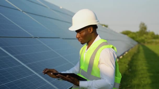 Africký Americký Inženýr Používající Digitální Tablet Udržující Solární Panely Technik — Stock video