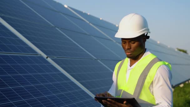 Africký Američan Pracující Solární Elektrárně Digitálním Tabletem Koncept Obnovitelné Energie — Stock video