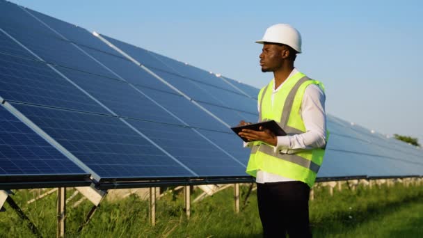 Africký Americký Inženýr Používající Digitální Tablet Udržující Solární Panely Technik — Stock video