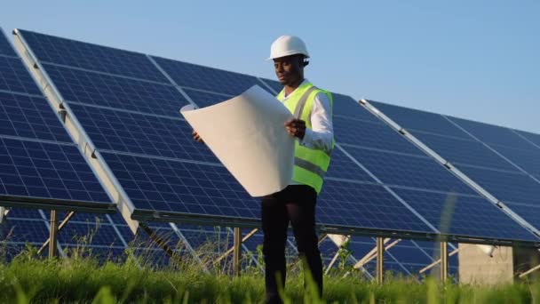 Mladý Africký Architekt Stojící Solárních Panelů — Stock video