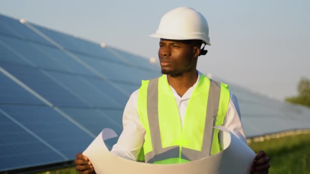 Afroamerikansk Ingenjörsarbetare Hårdhatt Som Håller Solplanen Framtida Koncept För Grön — Stockvideo