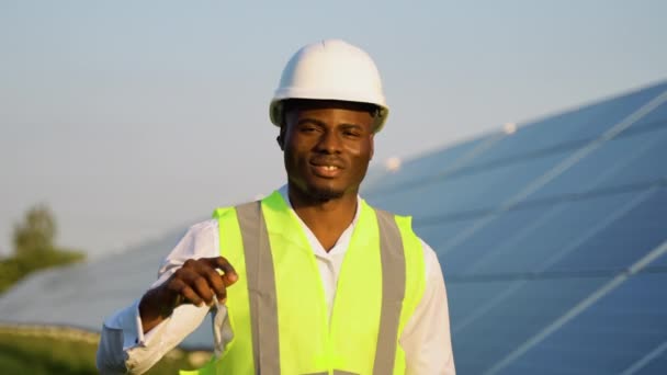 Porträtt Afrikansk Ingenjör Hjälm Nära Solpaneler Drift Och Underhåll Solkraftverk — Stockvideo
