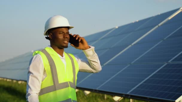 Siyahi Işçi Portresi Güneş Paneli Fotovoltaik Plaka Için Telefon Çağrısı — Stok video