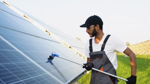 Técnico Indio Está Limpiando Panel Solar — Vídeos de Stock