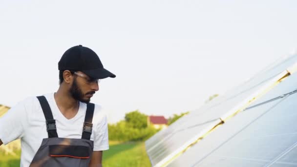 Técnico Indio Está Limpiando Panel Solar — Vídeos de Stock