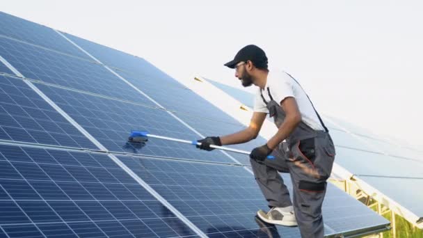 Indický Pracovník Čištění Solárních Panelů Tvoří Prach Nečistoty — Stock video