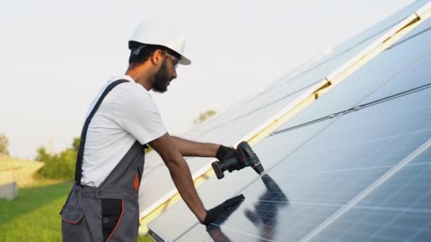 Indický Inženýr Bezpečnostní Přilbě Uniformě Sluneční Elektrárně Instalující Solární Panely — Stock video