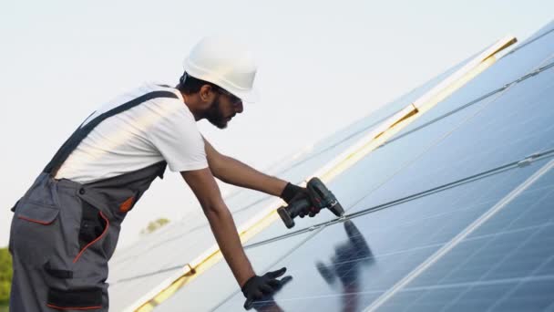 在屋顶上安装太阳能电池板的印度工人 — 图库视频影像
