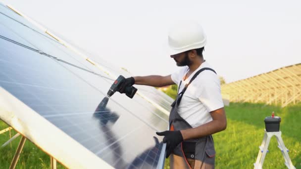 印度工程师安全帽和制服在太阳能发电厂安装太阳能电池板 绿色能源 — 图库视频影像