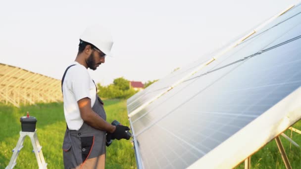 Uomo Indiano Montaggio Moderne Batterie Solari Ambiente Energia Verde Ecologico — Video Stock