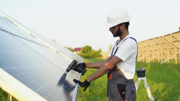 Indian Engineer Maintaining Solar Panels Technician Working Outdoor Ecological Solar — Stock Video
