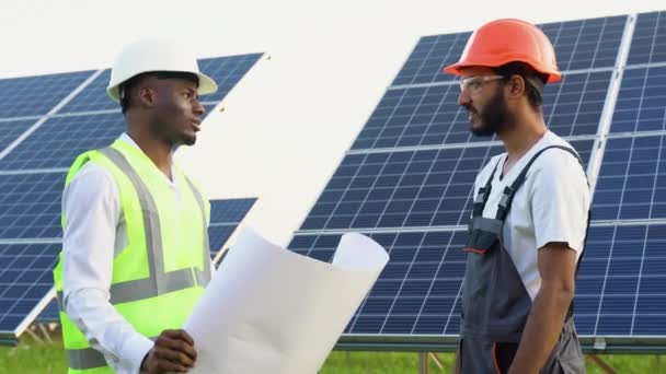 Indičtí Afričtí Inženýři Šéf Podřízený Provádějí Venkovní Kontrolu Solárních Fotovoltaických — Stock video
