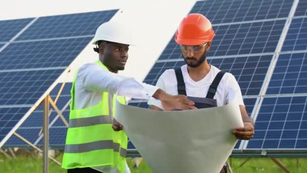 Indiase Afrikaanse Ingenieurs Baas Ondergeschikte Voeren Outdoor Inspectie Van Fotovoltaïsche — Stockvideo