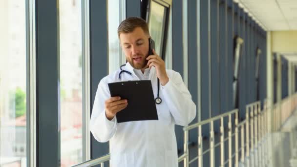 Médico Vistiendo Bata Blanca Para Clínica Hablando Por Teléfono — Vídeos de Stock