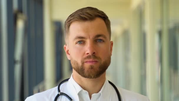 Närbild Porträtt Family Medical Doctor Health Clinic Framgångsrik Läkare White — Stockvideo