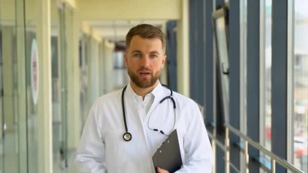 Portret Van Een Grappige Dokter Die Ziekenhuisgang Loopt — Stockvideo