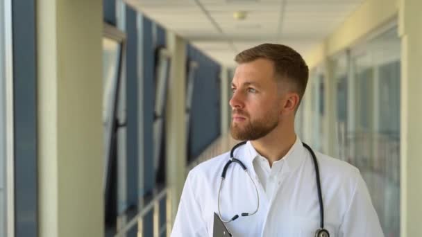 Portret Van Een Jonge Dokter Die Door Ziekenhuisgang Loopt Succesvolle — Stockvideo