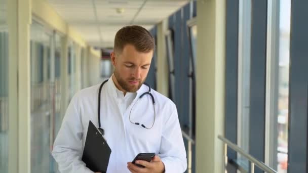 Dottore Che Cammina Corridoio Dell Ospedale Parlando Una Conversazione Mobile — Video Stock
