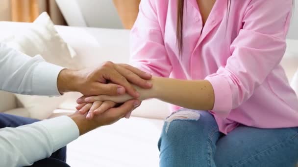 Mãos Fechadas Psicólogo Paciente Médico Segura Braços Mulher Doente Consolando — Vídeo de Stock