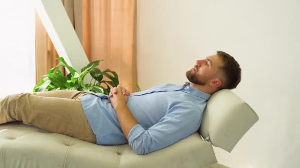 Seorang Pasien Laki Laki Berbaring Sofa Kantor Cerah — Stok Video