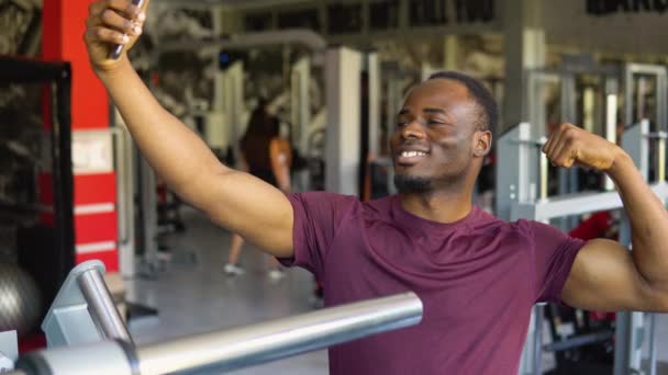 Uomo Selfie Forte Fitness Palestra Esercizio Ritrattistico Dopo Allenamento Allenamento — Video Stock
