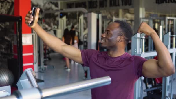 Homem Negro Selfie Forte Fitness Ginásio Retrato Exercício Após Treino — Vídeo de Stock