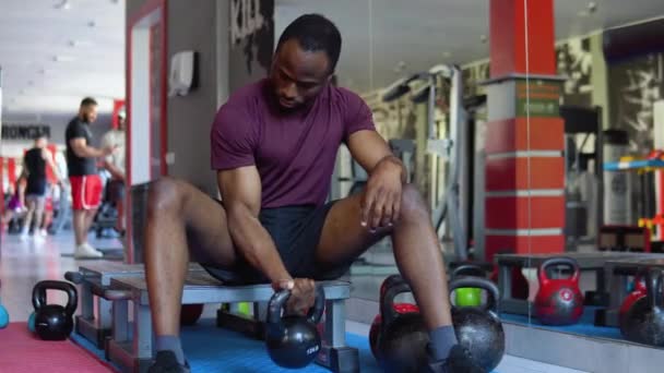 Muscular Negro Hombre Está Haciendo Ejercicio Gimnasio Levantando Alternativamente Grande — Vídeo de stock