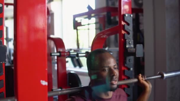 Afro Amerikaanse Bodybuilder Doet Squats Met Behulp Van Een Lange — Stockvideo