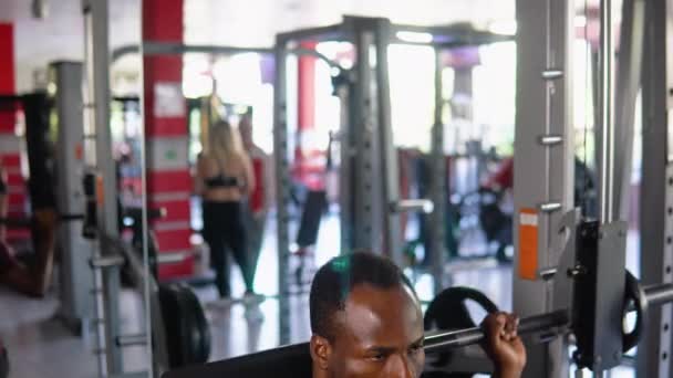 Afrika American Binaragawan Melakukan Jongkok Menggunakan Barbel Gym Untuk Melatih — Stok Video