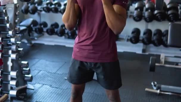 Ung Sort Bodybuilder Gør Vægtløftning Gymnastiksalen – Stock-video