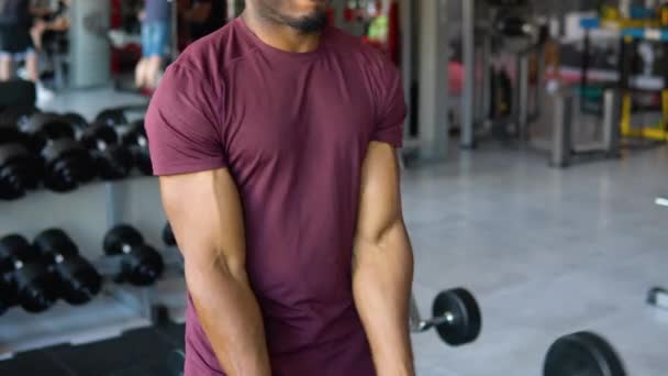 Sort Mand Vægttræning Person Gør Biceps Krølle Fitnesscenter – Stock-video