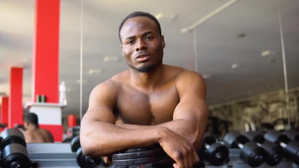 Портрет Мускулистого Африканского Спортсмена После Тренировки Спортзале — стоковое видео
