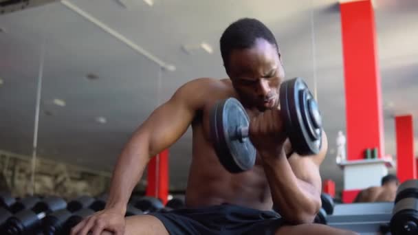 Ung Afrikansk Amerikansk Mand Sidder Løfter Håndvægt Gym – Stock-video