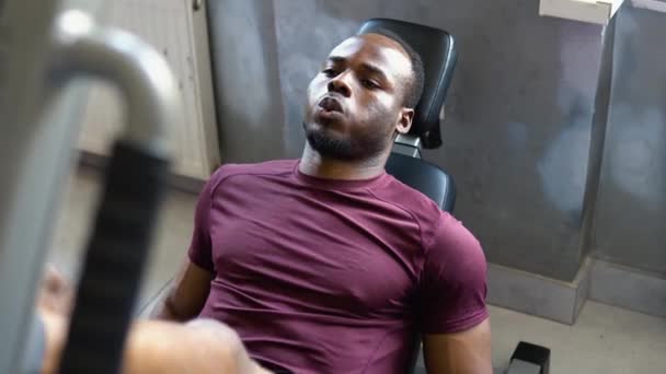 Spor Salonunda Siyah Erkek Halterci Bacak Presi Yapıyor — Stok video