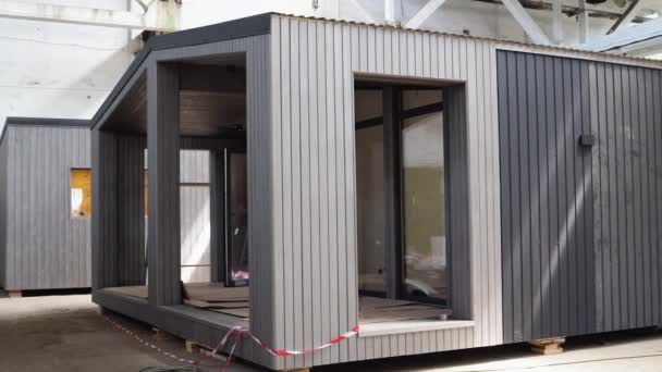Neu Gebaute Eingeschossige Modulbau Fertigbauten Mobiles Holzhaus Auf Baustelle Vorgefertigt — Stockvideo