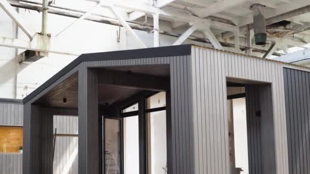 Exposição Nova Moderna Casa Modular Pré Fabricada Partir Painéis Madeira — Vídeo de Stock