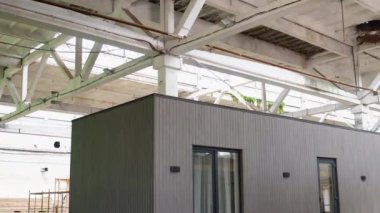 Yeni ve modern prefabrik modüler evin birleşik ahşap panellerden sergilenmesi. Enerji verimli panel montajı.