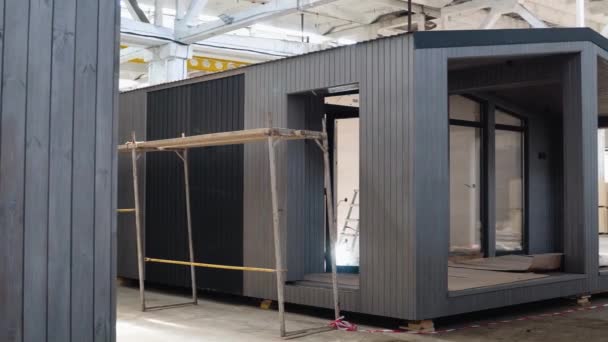 Uma Nova Casa Pré Fabricada Modular Madeira Dentro Edifício Industrial — Vídeo de Stock