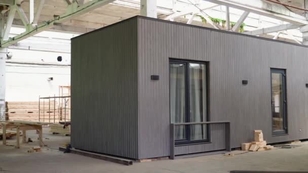 Bangunan Modular Buatan Satu Lantai Yang Baru Dibangun Prefabricated Mobile — Stok Video