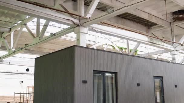 패널에서 새롭고 현대적인 조립식 하우스 전시회 에너지 효율적인 — 비디오
