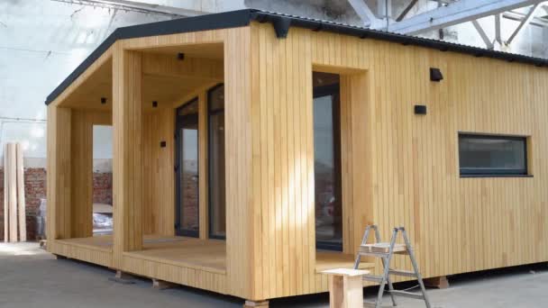 Nový Dřevěný Modulární Montovaný Dům Uvnitř Průmyslové Budovy — Stock video