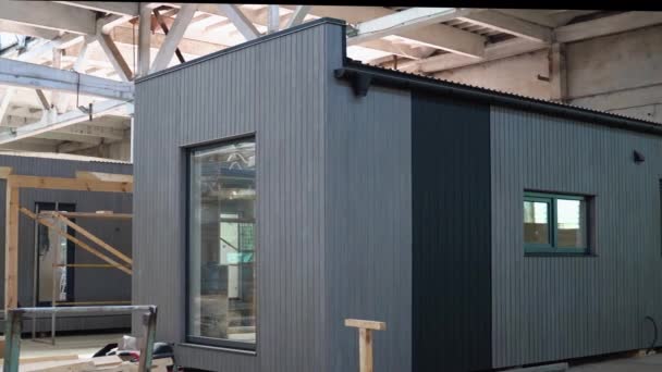 Nový Dřevěný Modulární Montovaný Dům Uvnitř Výrobním Závodě — Stock video