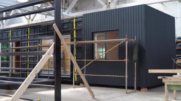 Ausstellung Von Neuen Und Modernen Vorgefertigten Modulhäusern Aus Verbundholzplatten Energieeffiziente — Stockvideo