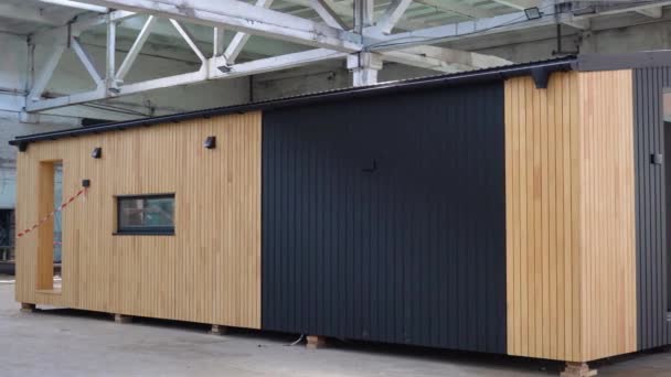 Nově Postavená Jednopodlažní Montovaná Modulární Budova Prefabrikovaný Mobilní Dřevěný Dům — Stock video
