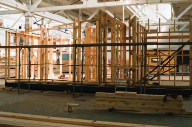 Yeni modüler evin çerçevesi. Bileşik ahşap panellerden yeni ve modern prefabrik modüler ev inşaatı.