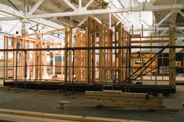 Yeni modüler evin çerçevesi. Bileşik ahşap panellerden yeni ve modern prefabrik modüler ev inşaatı.