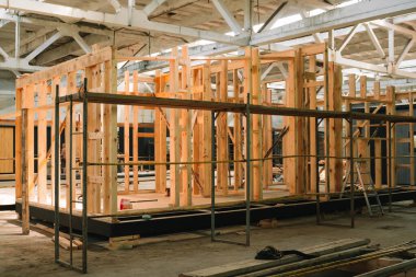 Yeni modüler evin çerçevesi. Bileşik ahşap panellerden yeni ve modern prefabrik modüler ev inşaatı.