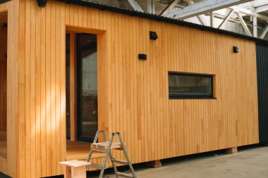 Yeni yapılmış tek katlı prefabrik modüler bina. İnşaat alanında prefabrik seyyar ahşap ev.