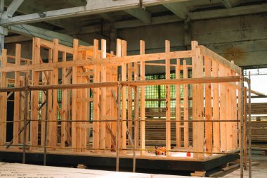 Yeni modüler evin çerçevesi. Bileşik ahşap panellerden yeni ve modern prefabrik modüler ev inşaatı
